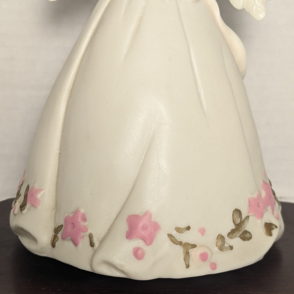 Vintage Angel Musical Figurine.  Plays Away In A Manger. - Picture 11 of 16